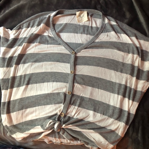 BNWOT adorable front tie top - Picture 2 of 5